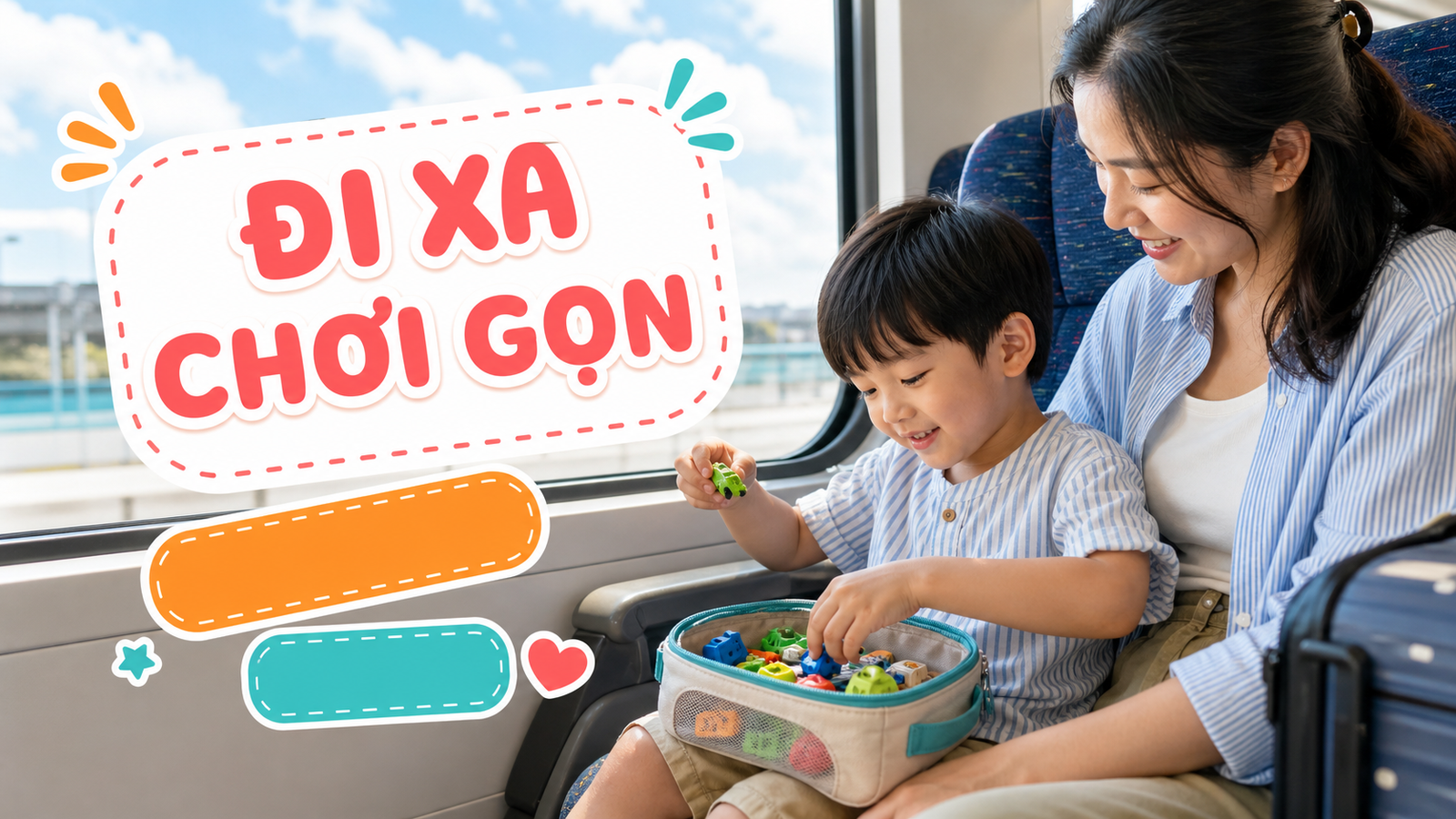 Bé ngồi trên tàu xe chơi đồ chơi gọn trong túi du lịch cùng mẹ