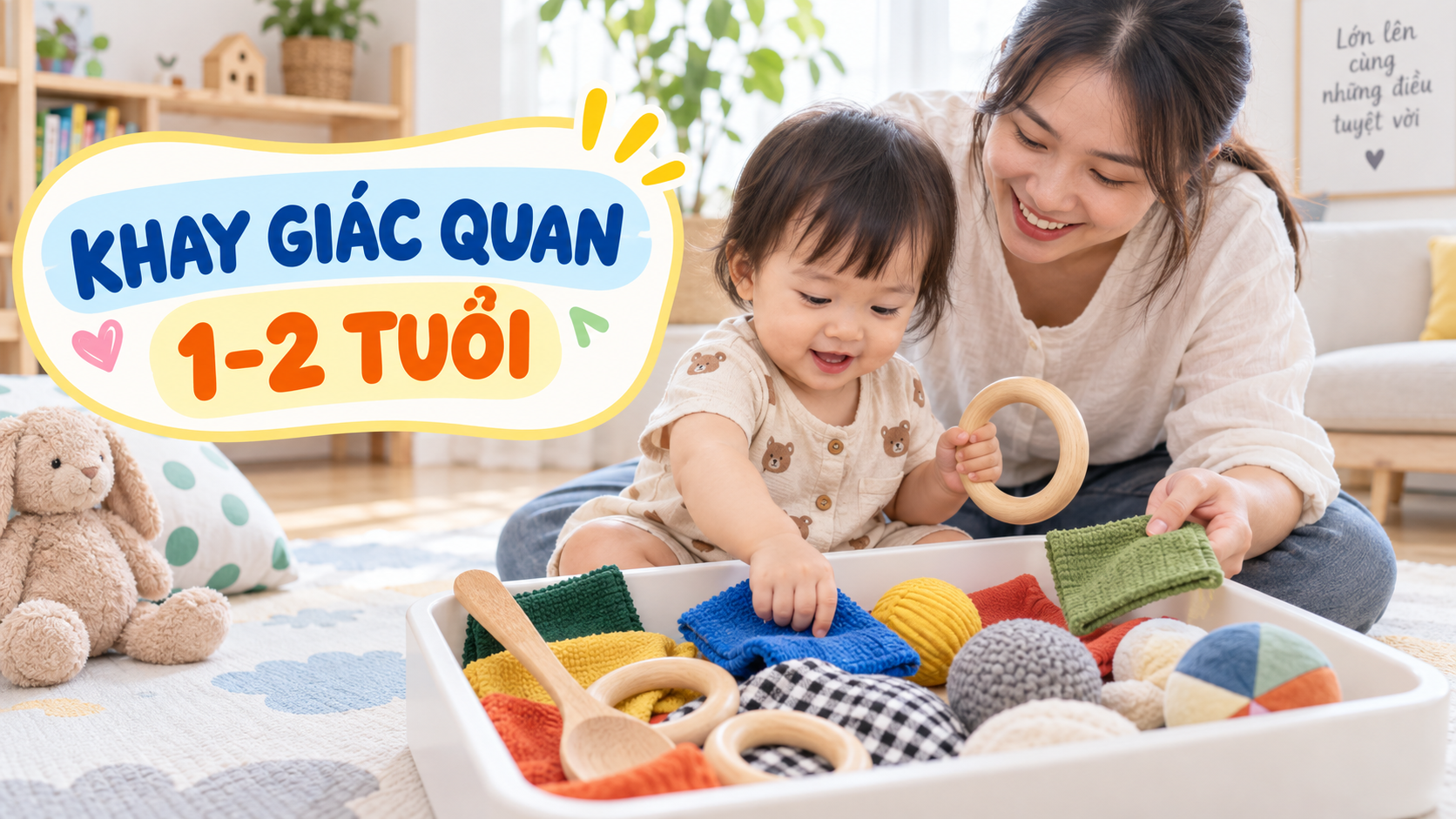 Mẹ và bé 1-2 tuổi chơi khay giác quan bằng khăn vải và vòng gỗ lớn
