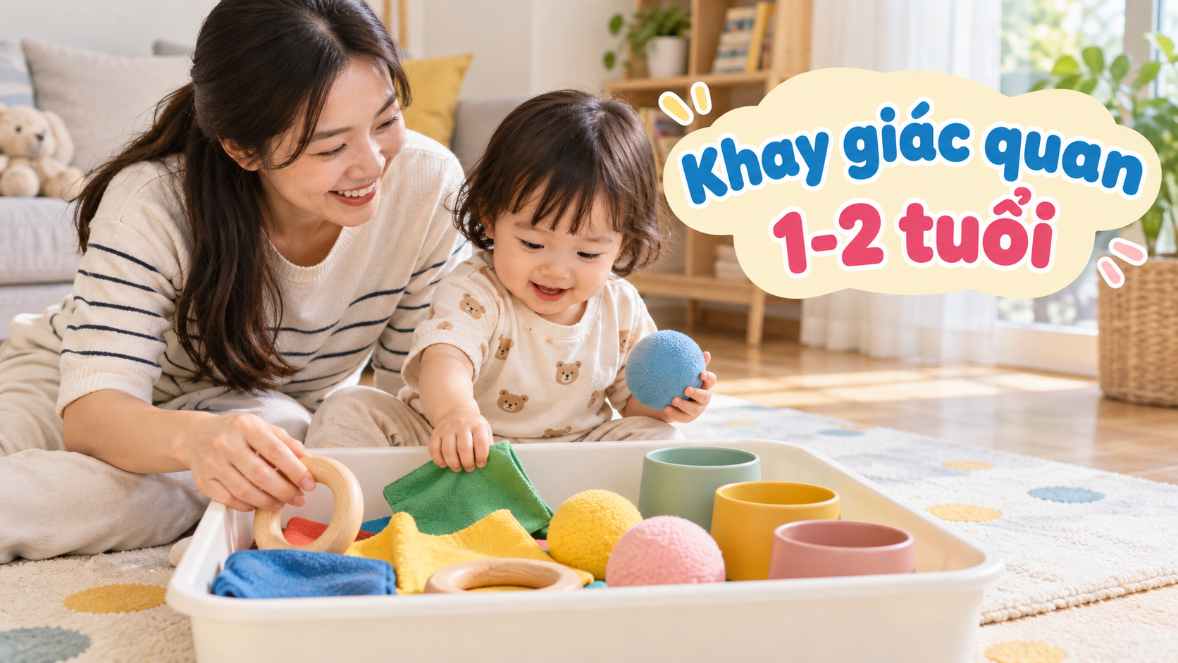 Bé 1-2 tuổi chơi khay giác quan bằng khăn vải, vòng lớn và bóng mềm