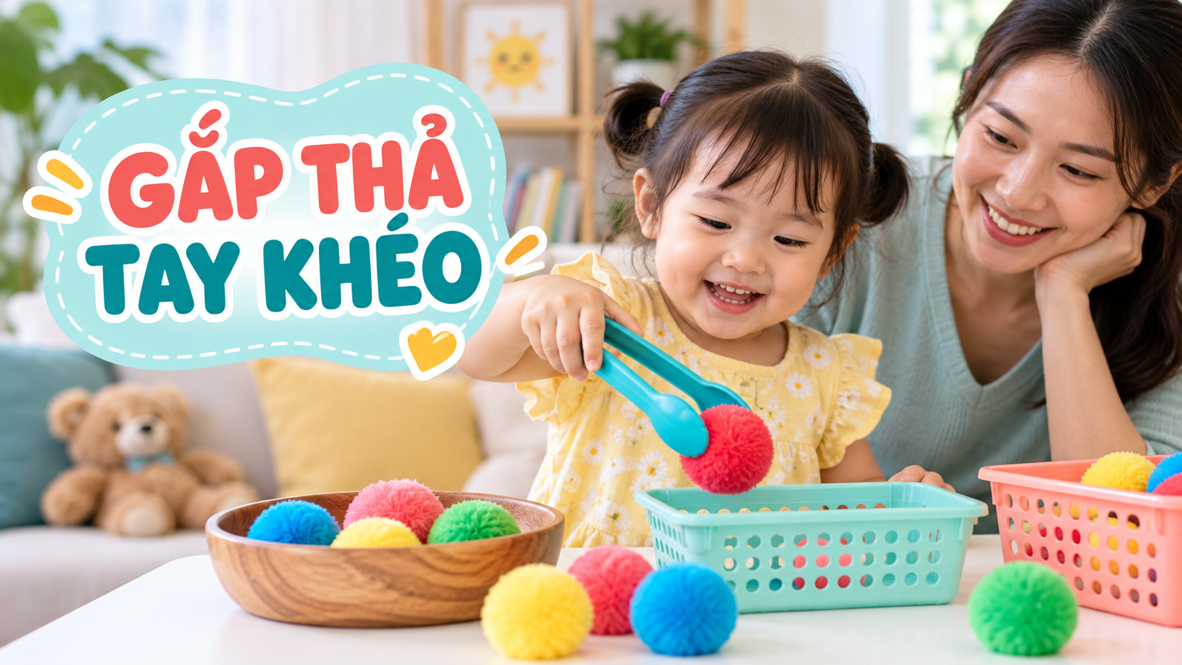 Bé 2-3 tuổi dùng kẹp lớn gắp bóng mềm vào rổ màu với mẹ quan sát