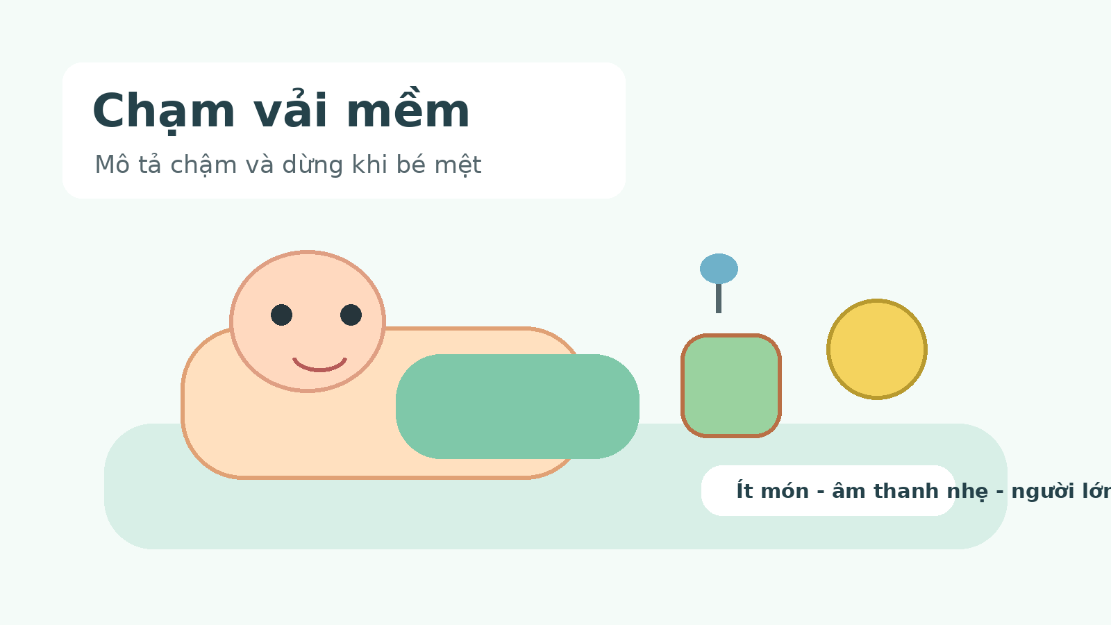 Người lớn cho bé chạm khăn vải mềm và lục lạc nhẹ trong tầm quan sát
